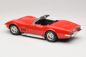 Chevrolet Corvette C3 Cabriolet Vermelho Revell 1:18 8833-P1 Metal - imagem 7 de 8