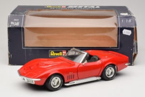Chevrolet Corvette C3 Cabriolet Vermelho Revell 1:18 8833-P1 Metal - imagem 8 de 8