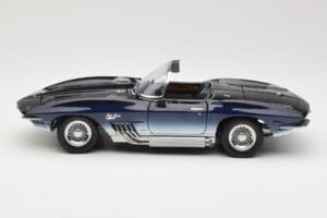Chevrolet Corvette Mako Shark Azul Escuro UT Models 1:18 21061 Metal - imagem 4 de 8