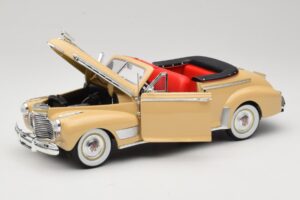 Chevrolet Deluxe Cabriolet Bege Eagle Collectibles 1:18 3022518 Metal - imagem 2 de 8