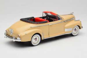 Chevrolet Deluxe Cabriolet Bege Eagle Collectibles 1:18 3022518 Metal - imagem 3 de 8