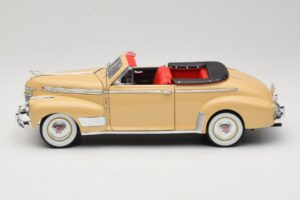 Chevrolet Deluxe Cabriolet Bege Eagle Collectibles 1:18 3022518 Metal - imagem 4 de 8