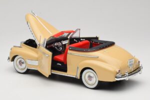 Chevrolet Deluxe Cabriolet Bege Eagle Collectibles 1:18 3022518 Metal - imagem 5 de 8