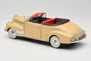 Chevrolet Deluxe Cabriolet Bege Eagle Collectibles 1:18 3022518 Metal - imagem 7 de 8