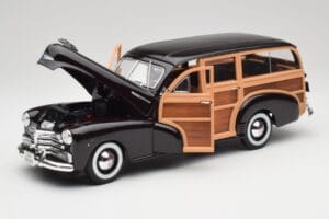 Chevrolet Fleetmaster Woody Preto & Wood Panels Maisto 1:18 43697545B Metal - imagem 2 de 8