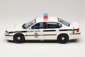 Chevrolet Impala Military Police Maisto 1:18 36611 Metal - imagem 3 de 6