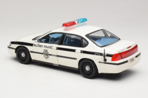 Chevrolet Impala Military Police Maisto 1:18 36611 Metal - imagem 5 de 6