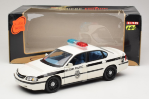 Chevrolet Impala Military Police Maisto 1:18 36611 Metal - imagem 6 de 6