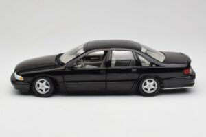 Chevrolet Impala SS Preto UT Models 1:18 21031 Metal - imagem 4 de 8