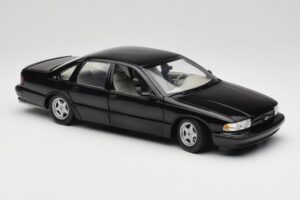 Chevrolet Impala SS Preto UT Models 1:18 21031 Metal - imagem 6 de 8