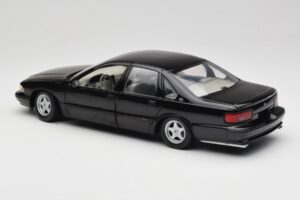 Chevrolet Impala SS Preto UT Models 1:18 21031 Metal - imagem 7 de 8