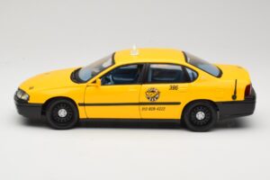 Chevrolet Impala Taxi Maisto 1:18 36617 Metal - imagem 4 de 8