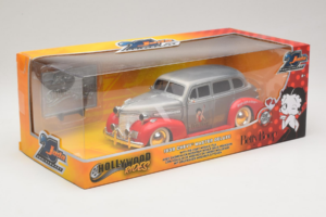 Chevrolet Master Deluxe Dark Silver Metallic Red Jada 1:24 253745012 Metal - imagem 2 de 3