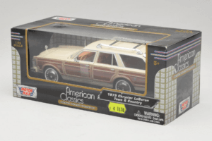 Chrysler LeBaron Town & Country Bege Motormax 1:24 MM7331BG Metal - imagem 3 de 3