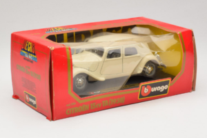 Citroen 15CV Traction Avant Bege Bburago 1:24 1501-B1 Metal - imagem 2 de 3