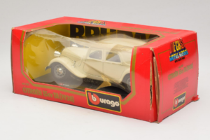 Citroen 15CV Traction Avant Bege Bburago 1:24 1501-B1 Metal - imagem 3 de 3