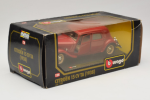 Citroen 15CV TA Vermelho Bburago 1:24 1501 Metal - imagem 2 de 3