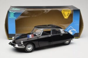 Citroen DS Presidentielle Cinzento Solido 1:18 8035 Metal - imagem 8 de 8