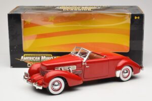 Cord 812 Cabriolet Vermelho American Muscle 1:18 32158 Metal - imagem 8 de 8