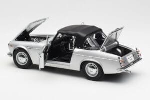 Datsun Fairlady 2000 SR311 Roadster Prata AUTOart 1:18 77432 Metal - imagem 5 de 8