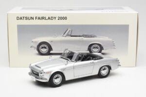 Datsun Fairlady 2000 SR311 Roadster Prata AUTOart 1:18 77432 Metal - imagem 8 de 8