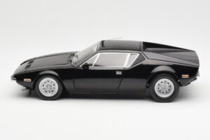 De Tomaso Pantera Preto Kyosho 1:18 08851BK Metal - imagem 4 de 8