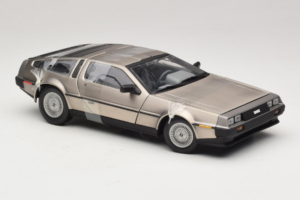 DeLorean DMC-12 Prateado Sun Star 1:18 2703 Metal - imagem 4 de 6