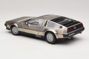 DeLorean DMC-12 Prateado Sun Star 1:18 2703 Metal - imagem 5 de 6