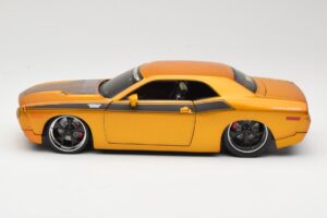 Dodge Challenger Concept Dourado Maisto 1:18 31320 Metal - imagem 4 de 8