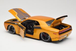 Dodge Challenger Concept Dourado Maisto 1:18 31320 Metal - imagem 5 de 8