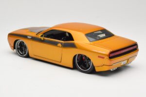Dodge Challenger Concept Dourado Maisto 1:18 31320 Metal - imagem 7 de 8