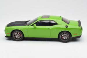 Dodge Challenger SRT Hellcat Verde GT Spirit 1:18 GT168 Resina - imagem 3 de 6