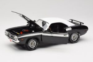 Dodge Challenger R/T Preto & Branco ERTL 1:18 36549 Metal - imagem 2 de 8