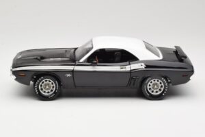 Dodge Challenger R/T Preto & Branco ERTL 1:18 36549 Metal - imagem 4 de 8