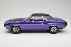Dodge Challenger R/T Plum Crazy Otto 1:12 G083 Resina - imagem 3 de 6