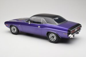 Dodge Challenger R/T Plum Crazy Otto 1:12 G083 Resina - imagem 5 de 6