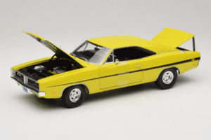 Dodge Charger R/T Amarelo Dirty Mary Crazy Larry Auto World 1:18 AWSS101/06 Metal - imagem 2 de 8