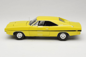 Dodge Charger R/T Amarelo Dirty Mary Crazy Larry Auto World 1:18 AWSS101/06 Metal - imagem 4 de 8