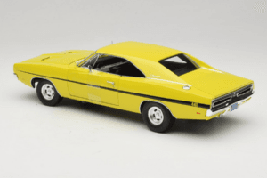 Dodge Charger R/T Amarelo Dirty Mary Crazy Larry Auto World 1:18 AWSS101/06 Metal - imagem 7 de 8