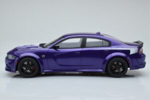 Dodge Charger Super Bee Roxo GT Spirit 1:18 GT895 Resina - imagem 3 de 6