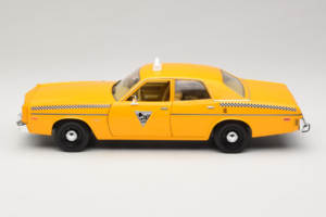Dodge Monaco Taxi Rocky III GreenLight 1:18 19111 Metal - imagem 4 de 8