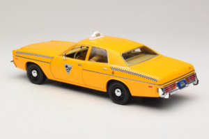 Dodge Monaco Taxi Rocky III GreenLight 1:18 19111 Metal - imagem 7 de 8