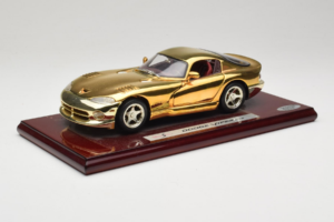 Dodge Viper GTS Gold Plated 23K Maisto 1:18 GP001 Metal - imagem 3 de 8