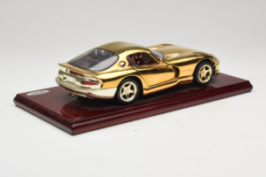 Dodge Viper GTS Gold Plated 23K Maisto 1:18 GP001 Metal - imagem 4 de 8
