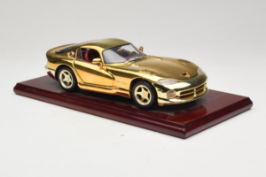 Dodge Viper GTS Gold Plated 23K Maisto 1:18 GP001 Metal - imagem 6 de 8