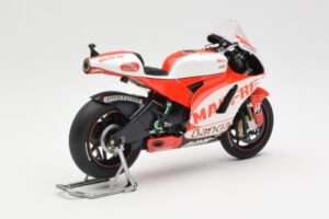 Ducati Desmosedici GP11 #8 H. Barbera Ducati MotoGP Team MotoGP 2011 Minichamps 1:12 123110008 Metal - imagem 3 de 6