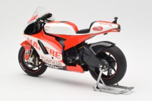 Ducati Desmosedici GP11 #8 H. Barbera Ducati MotoGP Team MotoGP 2011 Minichamps 1:12 123110008 Metal - imagem 5 de 6