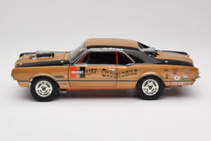 Oldsmobile 442 Hurst Hairy Olds Twin-Engine 4WD 1966 Highway 61 1:18 50089 Metal - imagem 4 de 8