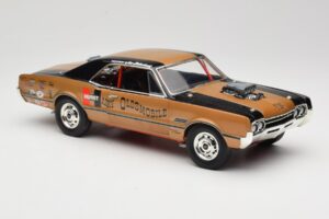 Oldsmobile 442 Hurst Hairy Olds Twin-Engine 4WD 1966 Highway 61 1:18 50089 Metal - imagem 6 de 8