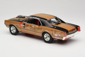 Oldsmobile 442 Hurst Hairy Olds Twin-Engine 4WD 1966 Highway 61 1:18 50089 Metal - imagem 7 de 8